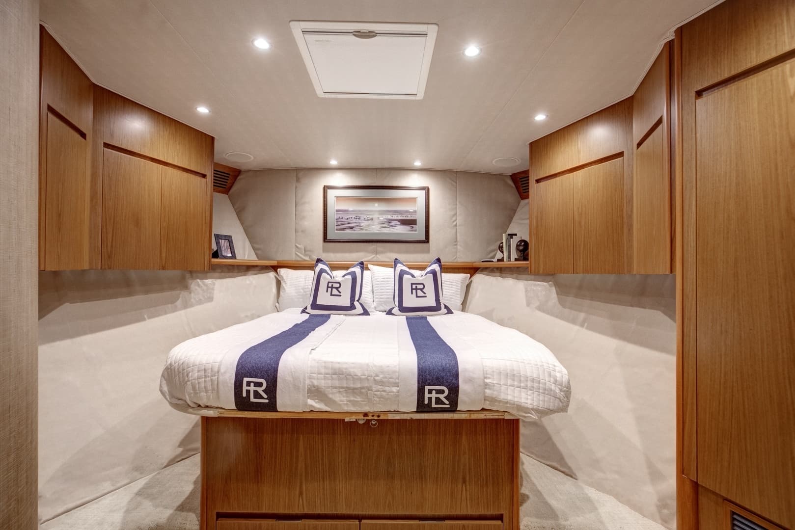 2010 Viking 82 Convertible - Image 20
