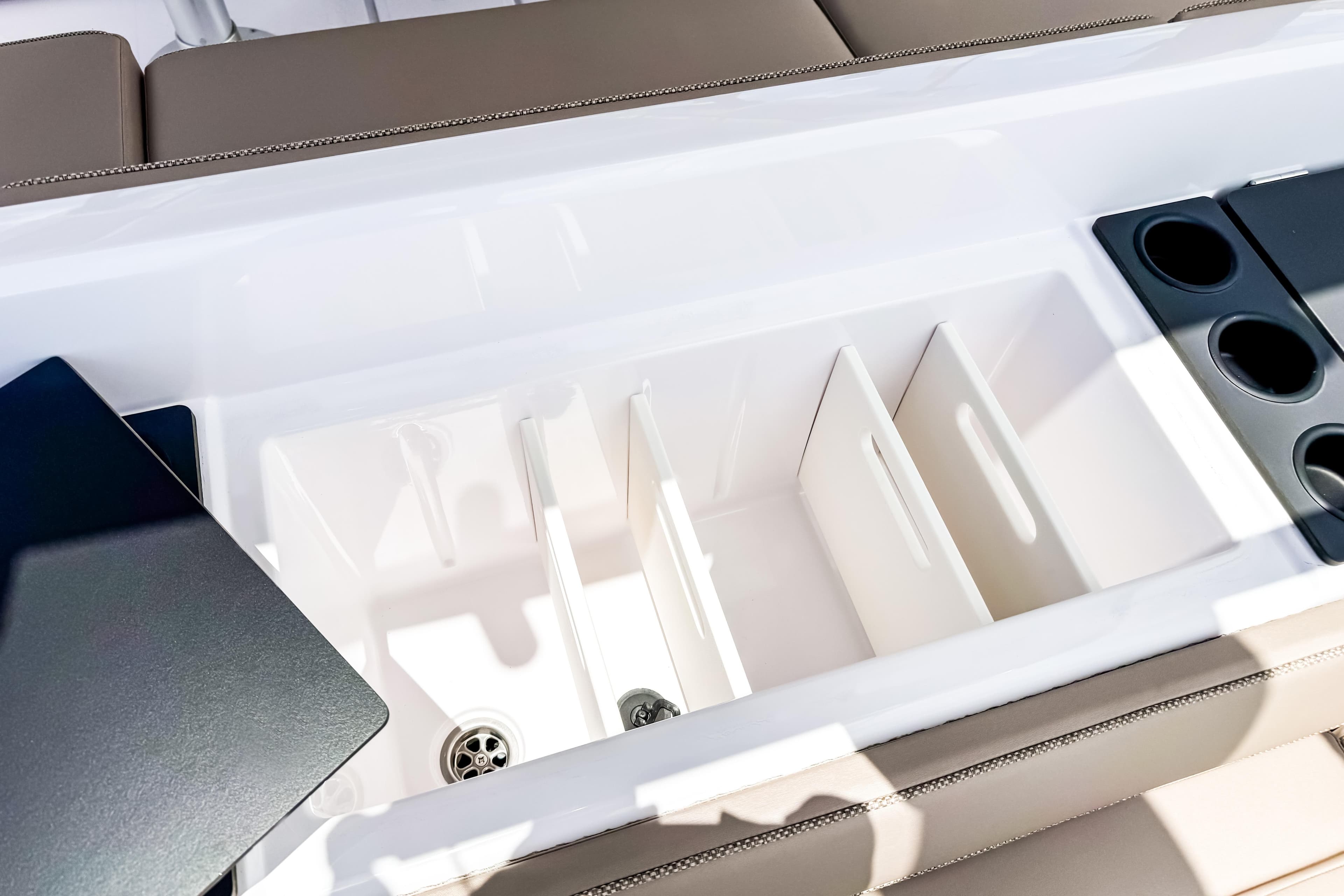 Axopar 45 Cross Top 2026, interior with cup holders and storage.