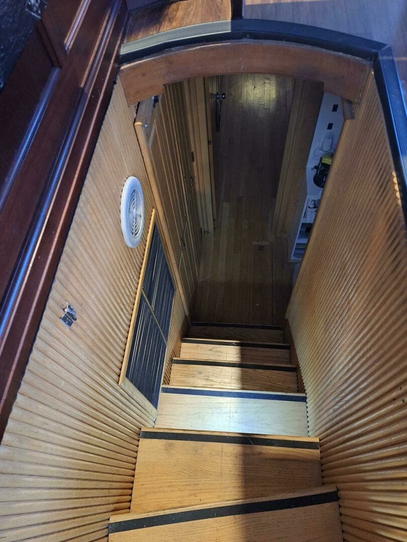1988 Viking Motor Yacht - Image 18