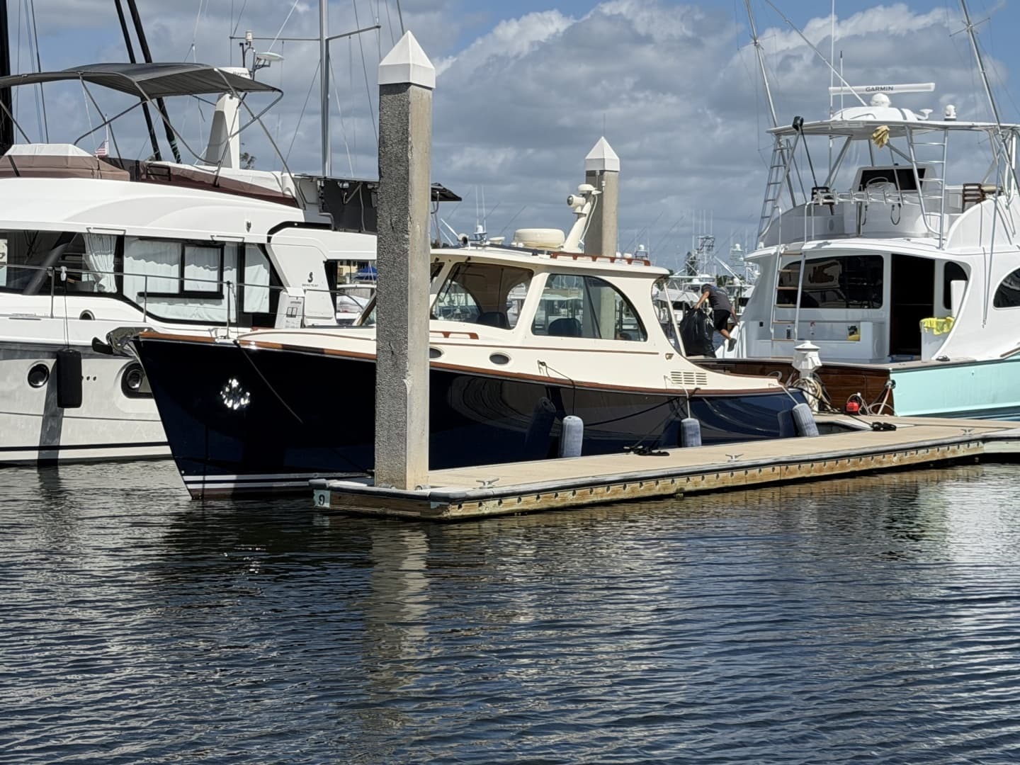2009 Hinckley Picnic Boat 37 MKIII - Image 3