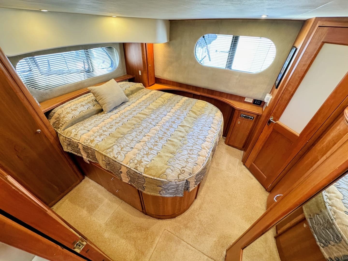 2002 Silverton 39 Motor Yacht - Image 54