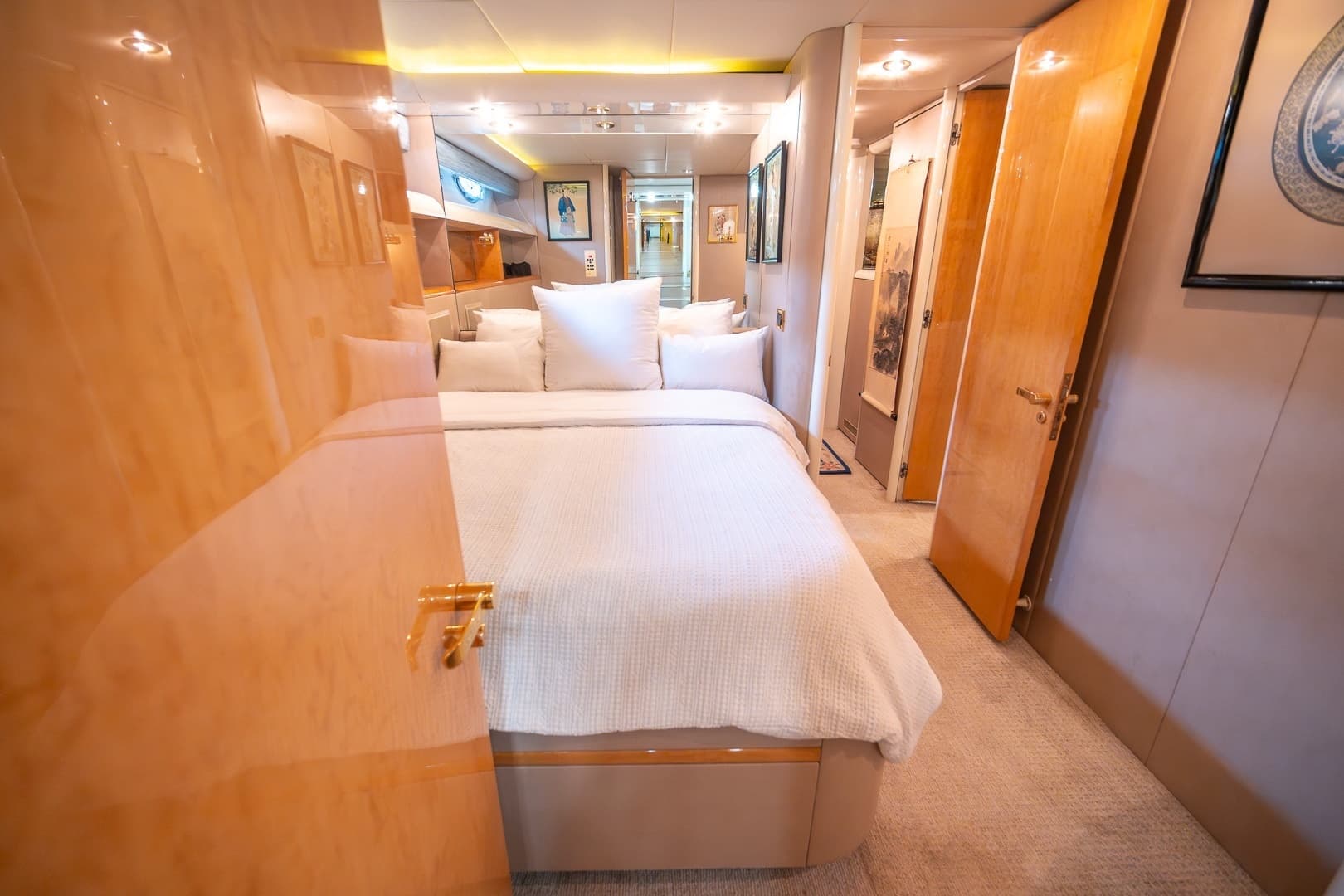 2000 Lazzara Yachts 76 Skylounge - Image 29