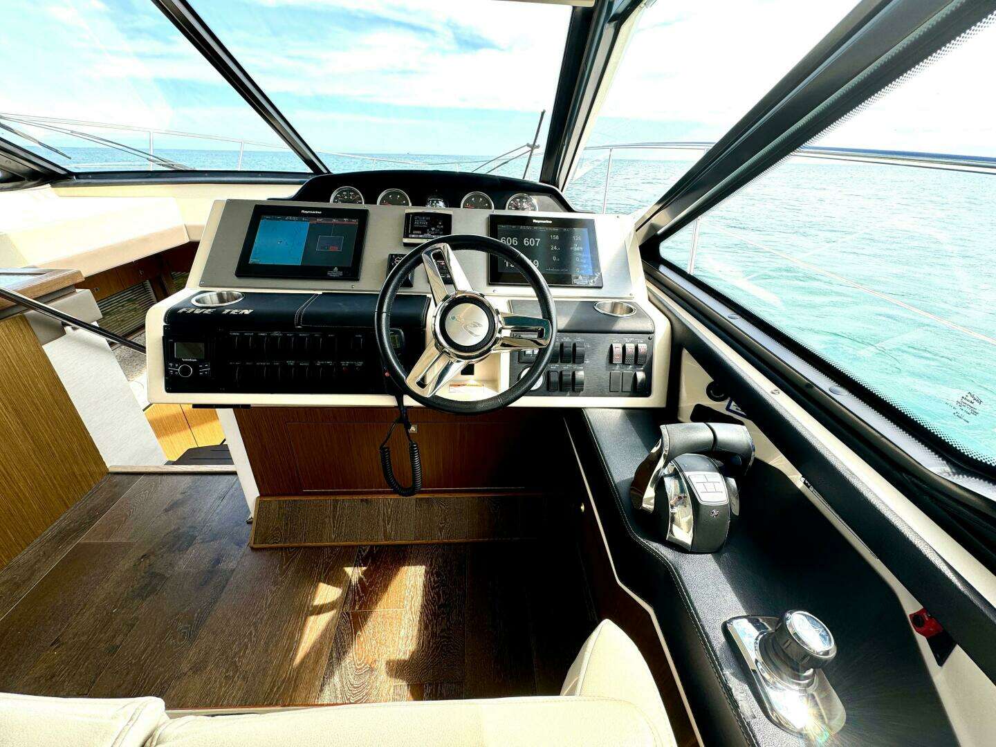 2017 Sea Ray 510 Sundancer - Image 4