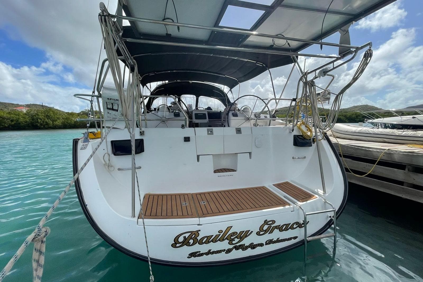 Beneteau Oceanis Clipper 523 yacht, 2006 model, docked in clear turquoise water.