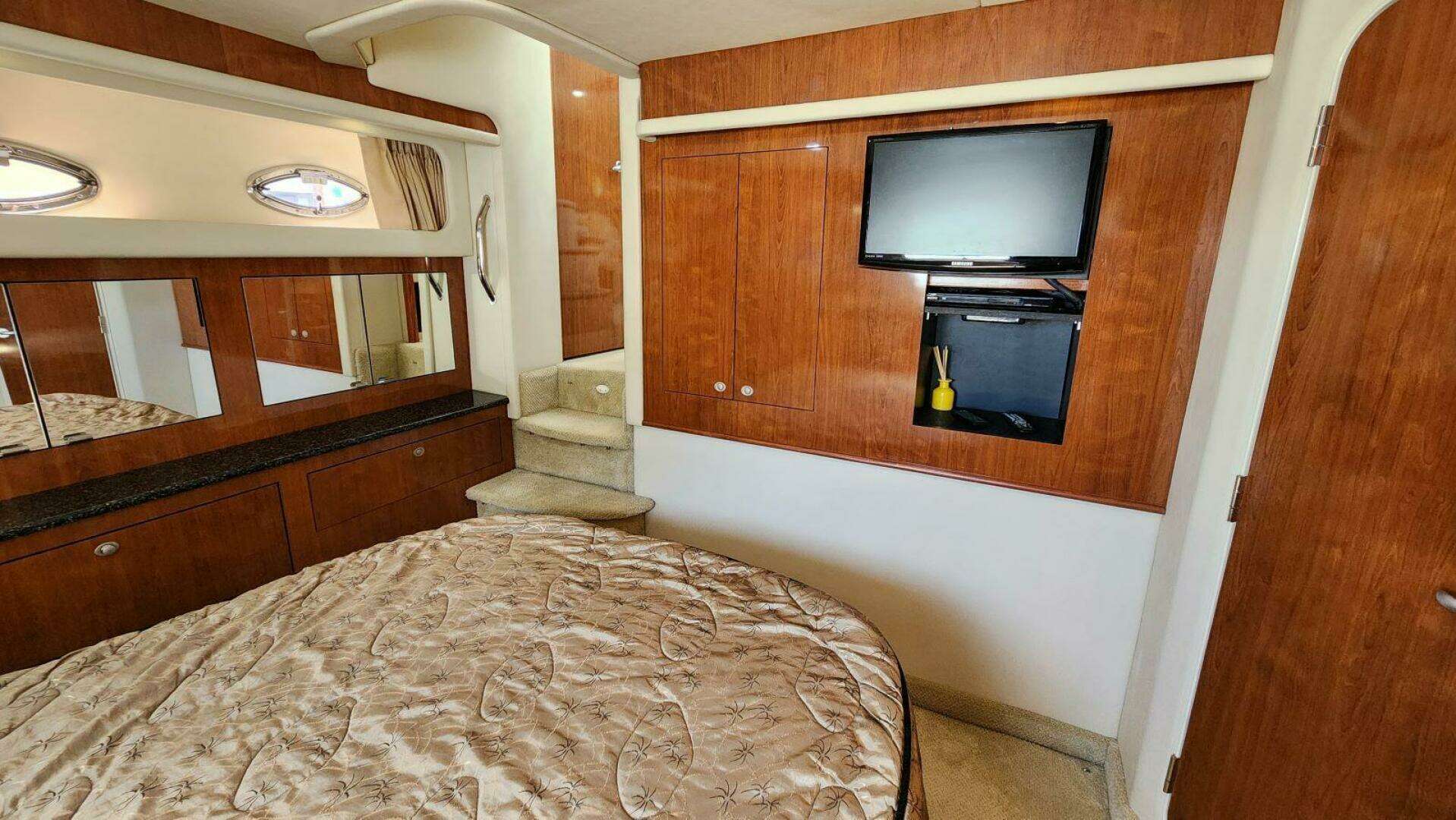 2004 Sea Ray 390 Motor Yacht - Image 54