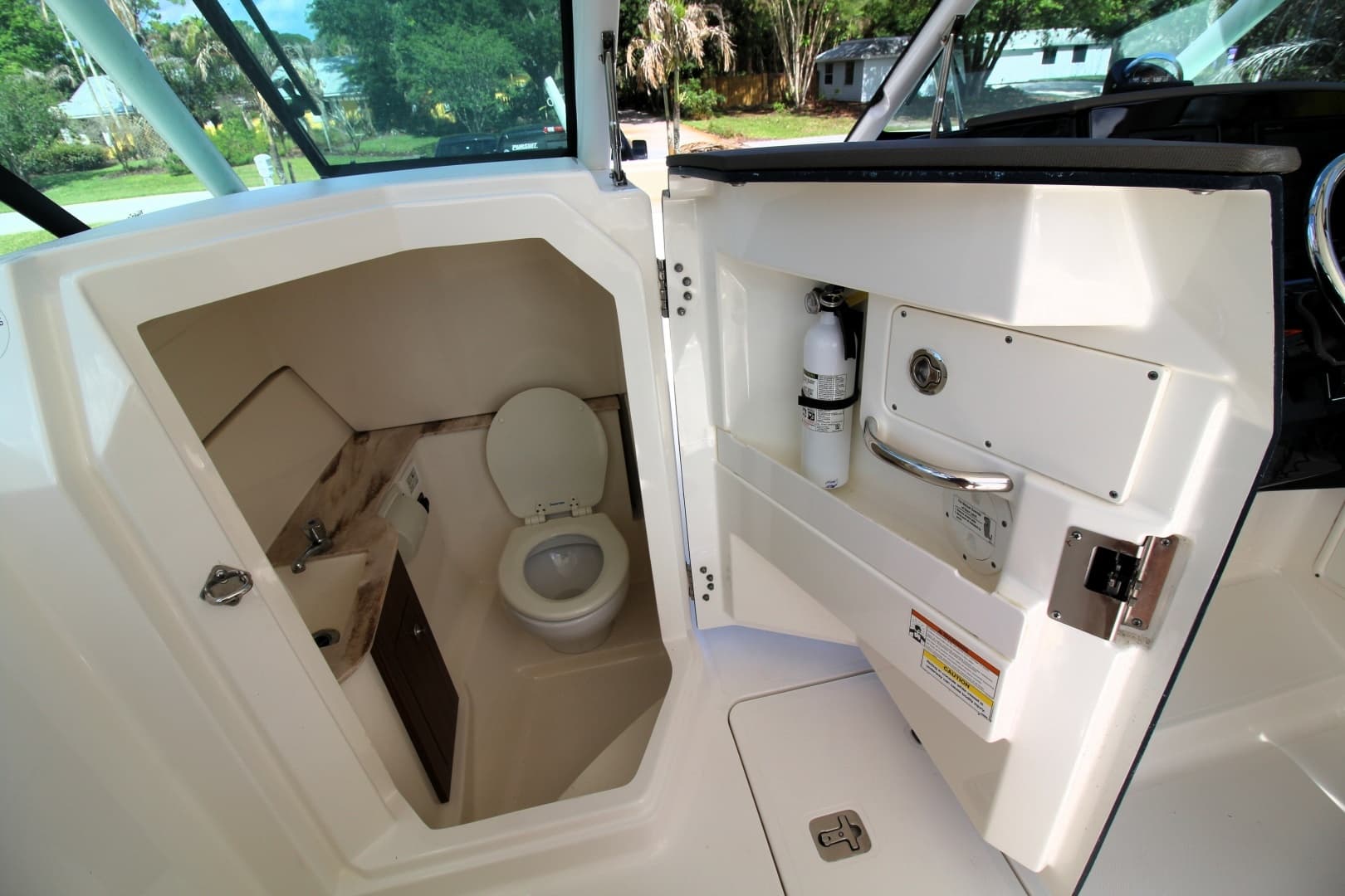 2019 Pursuit DC 266 - Image 9