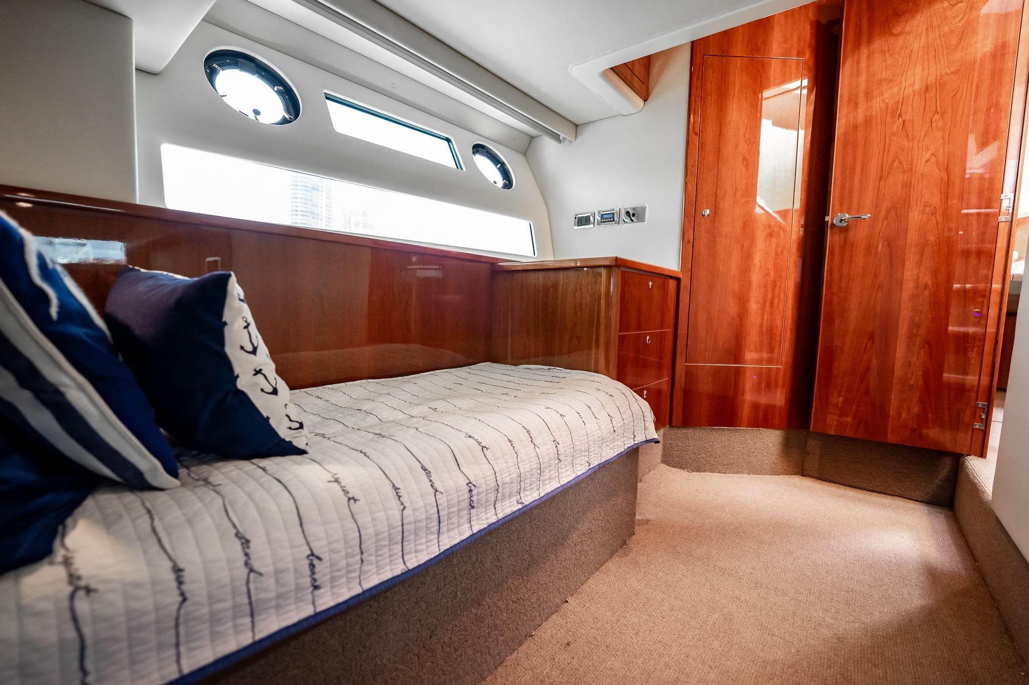 2016 Riviera 5000 Sport Yacht - 71