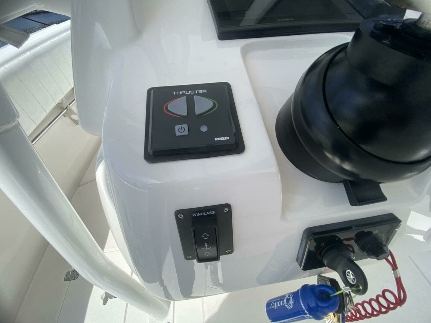 2006 Intrepid 370 - Image 19