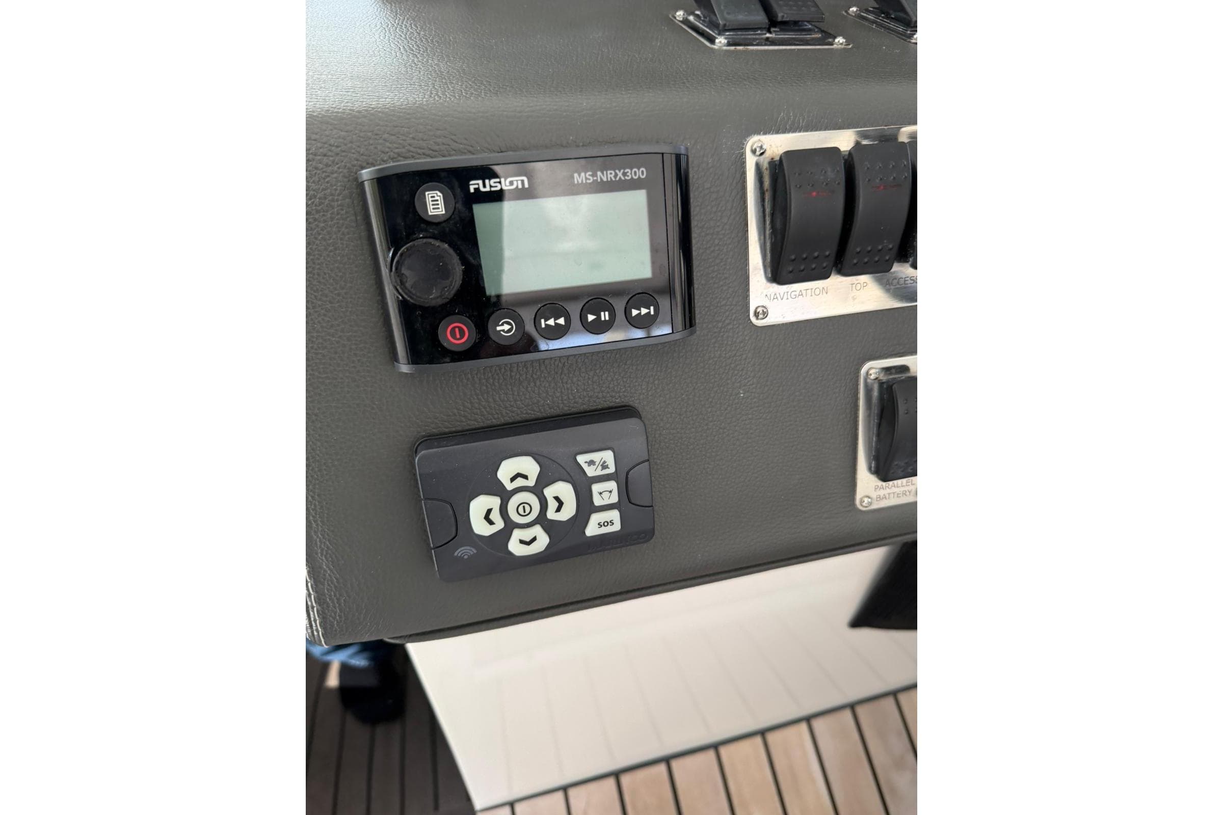 Control panel of 2023 Schaefer 400 Sport boat with Fusion MS-NRX300 audio system.