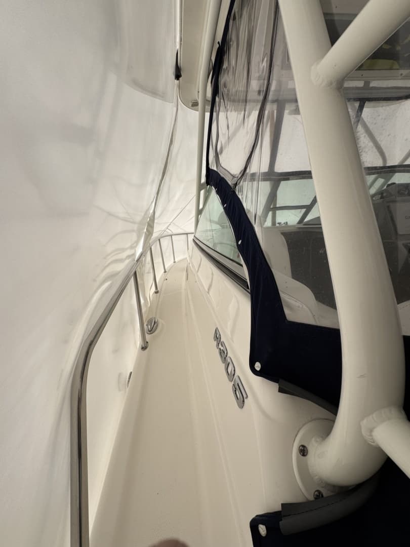 2018 Robalo 305 - Image 15