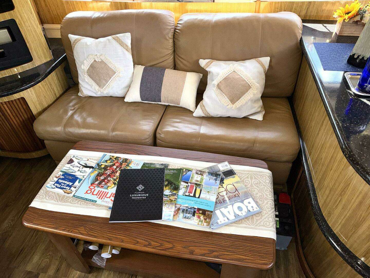 2001 Carver 40 Flybridge - Image 18