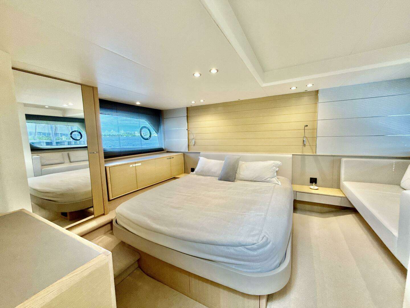 2017 Princess V58 - Image 21