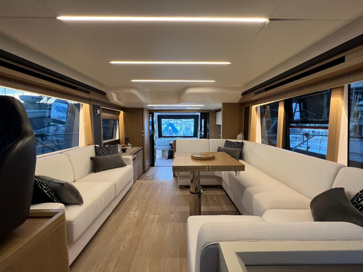 Absolute 52 FLY salon