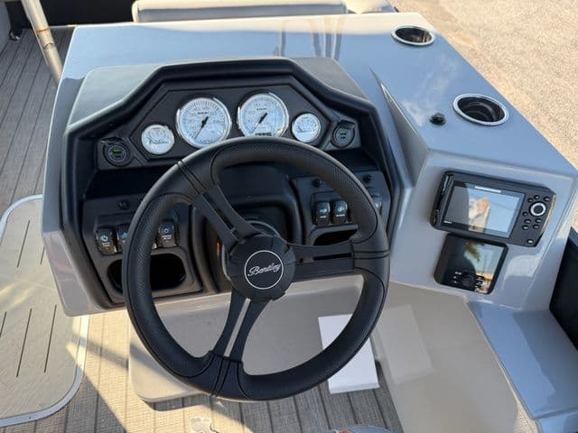 2026 Bentley Pontoons Legacy Swing Back 223 - 13