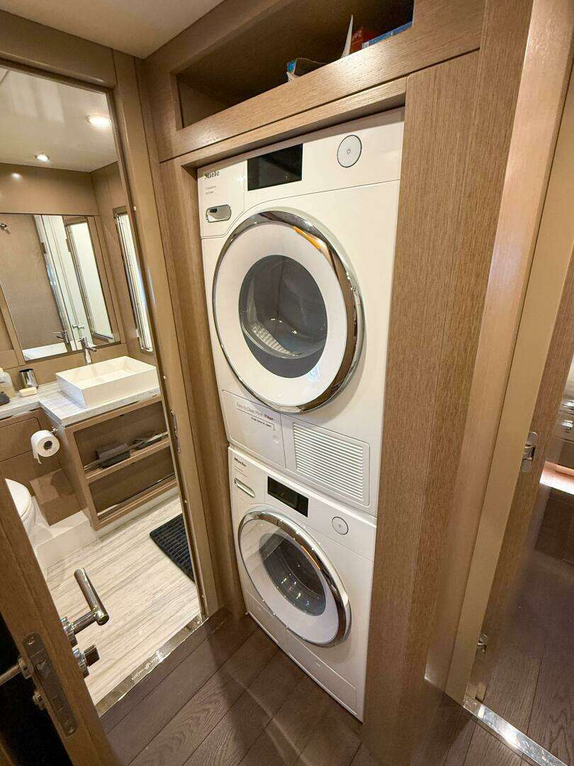 2023 Sirena 68 - Image 53