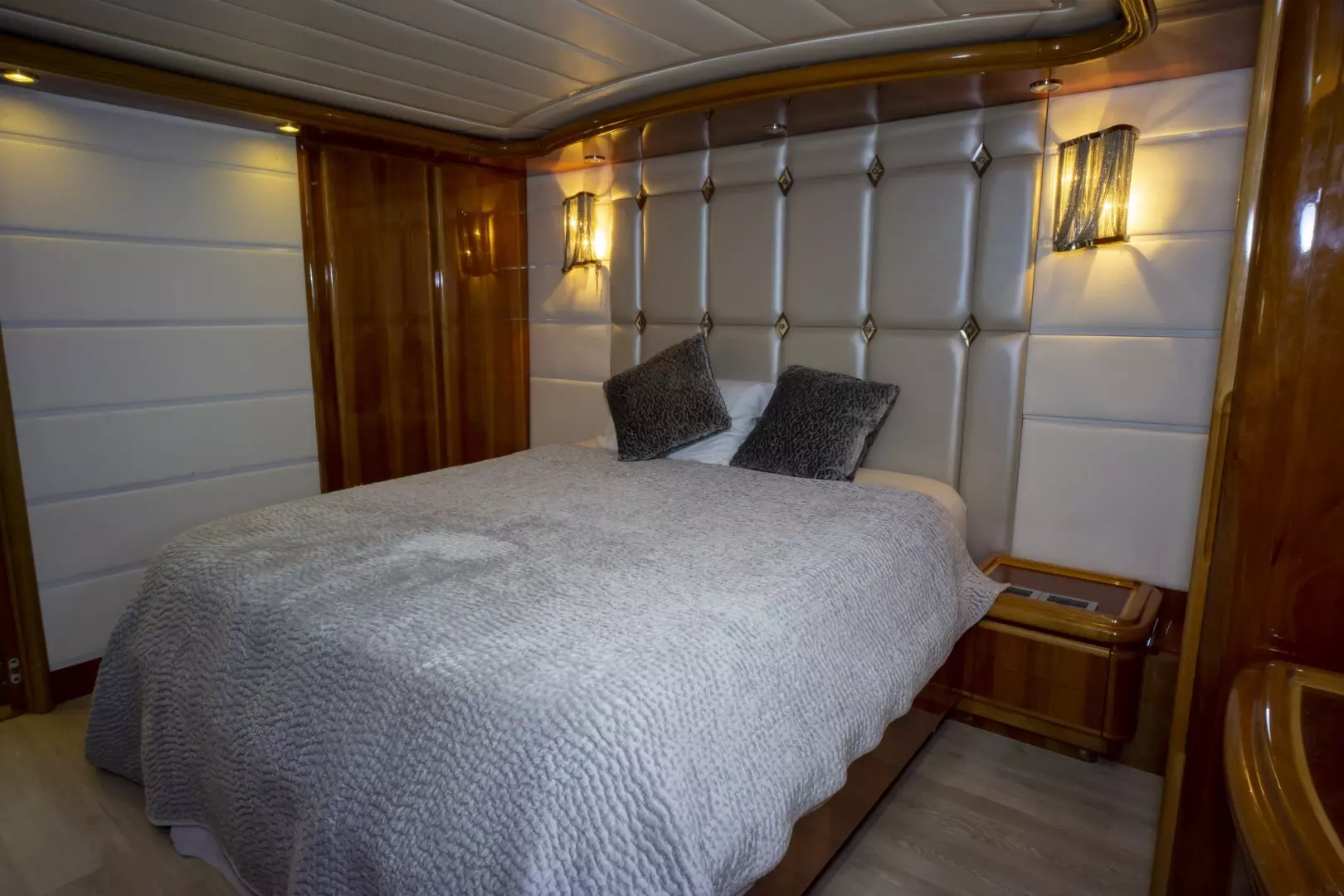 2000 Ferretti Yachts Custom Line 94 - Image 33