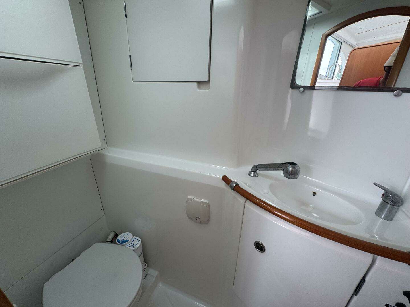 2000 Lagoon 380 - Image 31