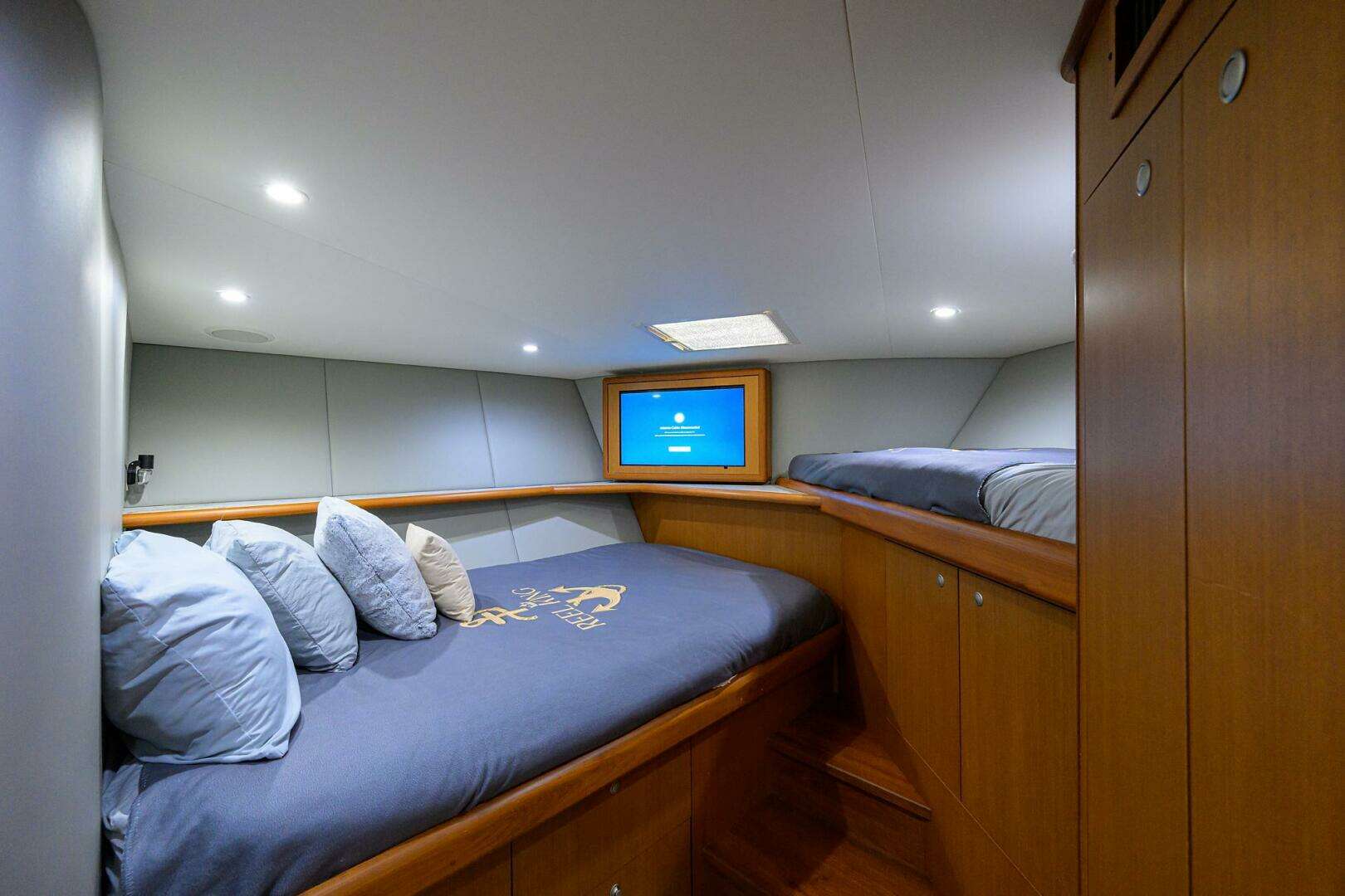 2001 Viking 61 Convertible - Image 13