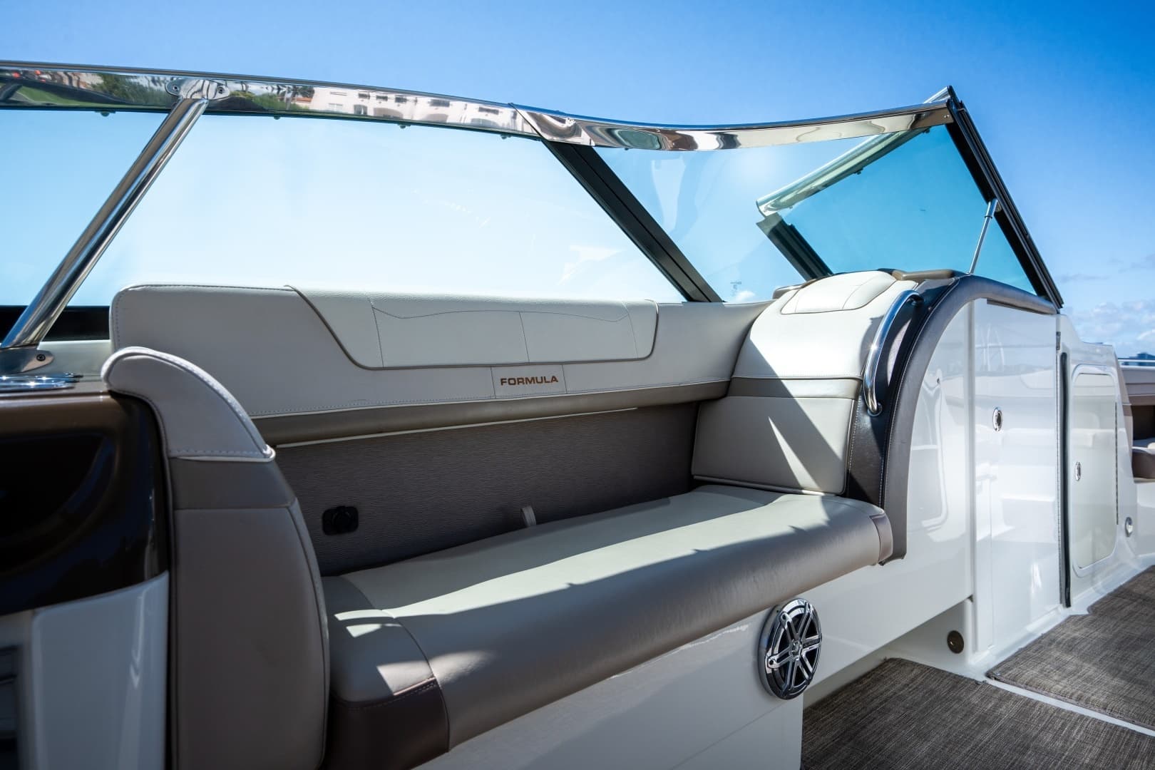 2018 Formula 350 Crossover Bowrider - Image 18