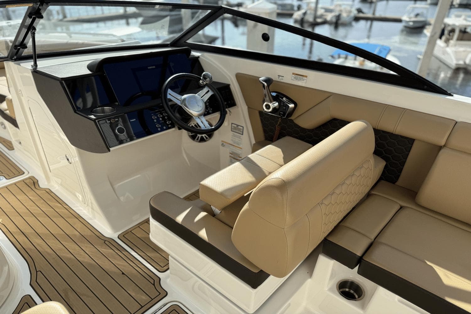 2023 Sea Ray SDX 270 Outboard - 34