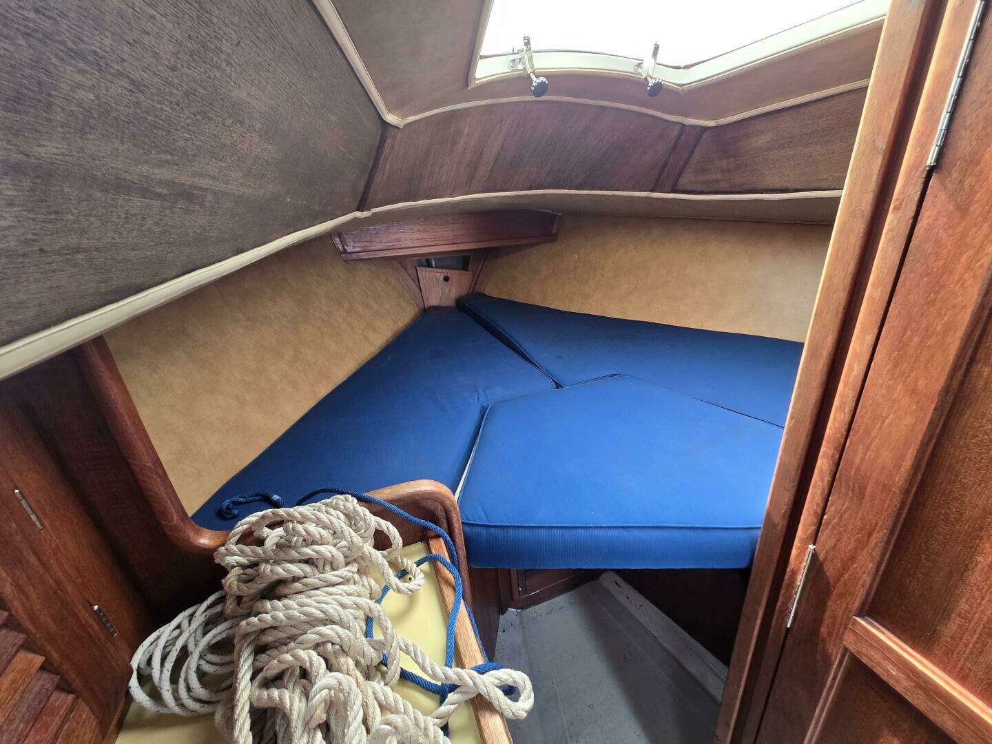 1976 Islander 28 - Image 8