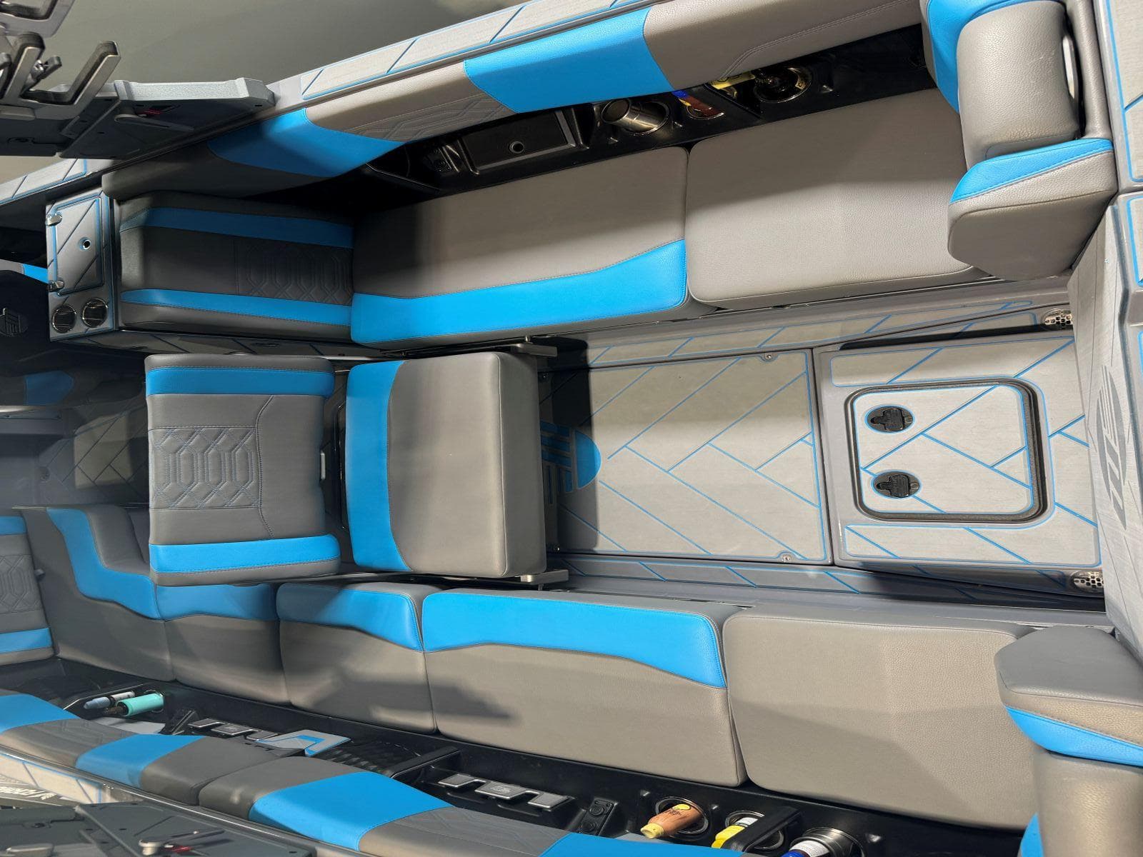2022 Malibu Wakesetter 25 LSV interior with blue and gray seating.