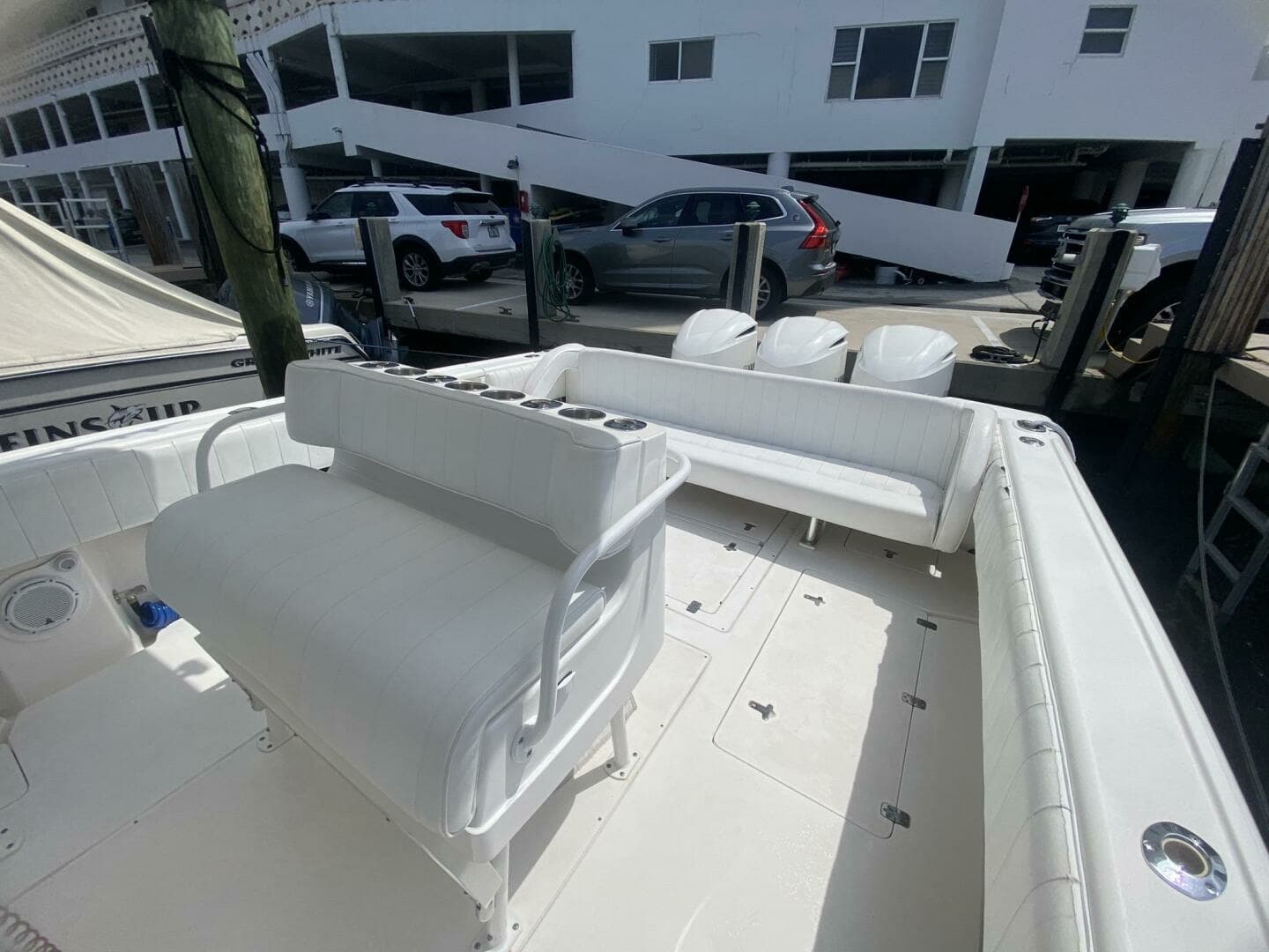 2006 Intrepid 370 - Image 14