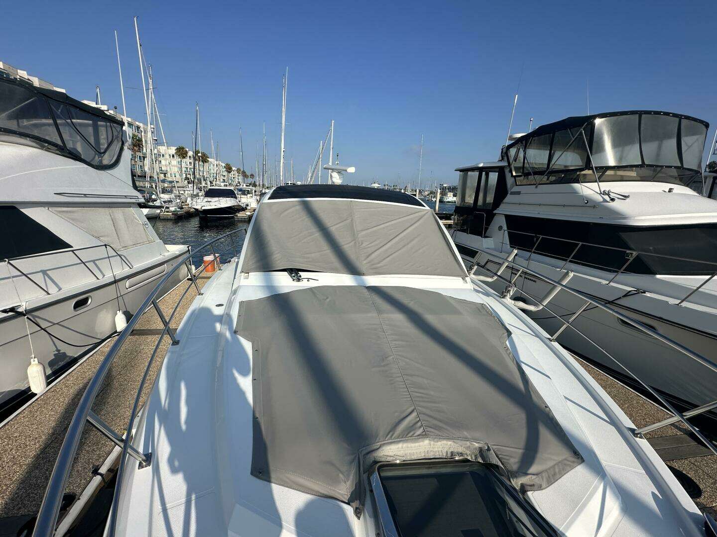 2017 Cruisers Yachts 390 Express Coupe - Image 6