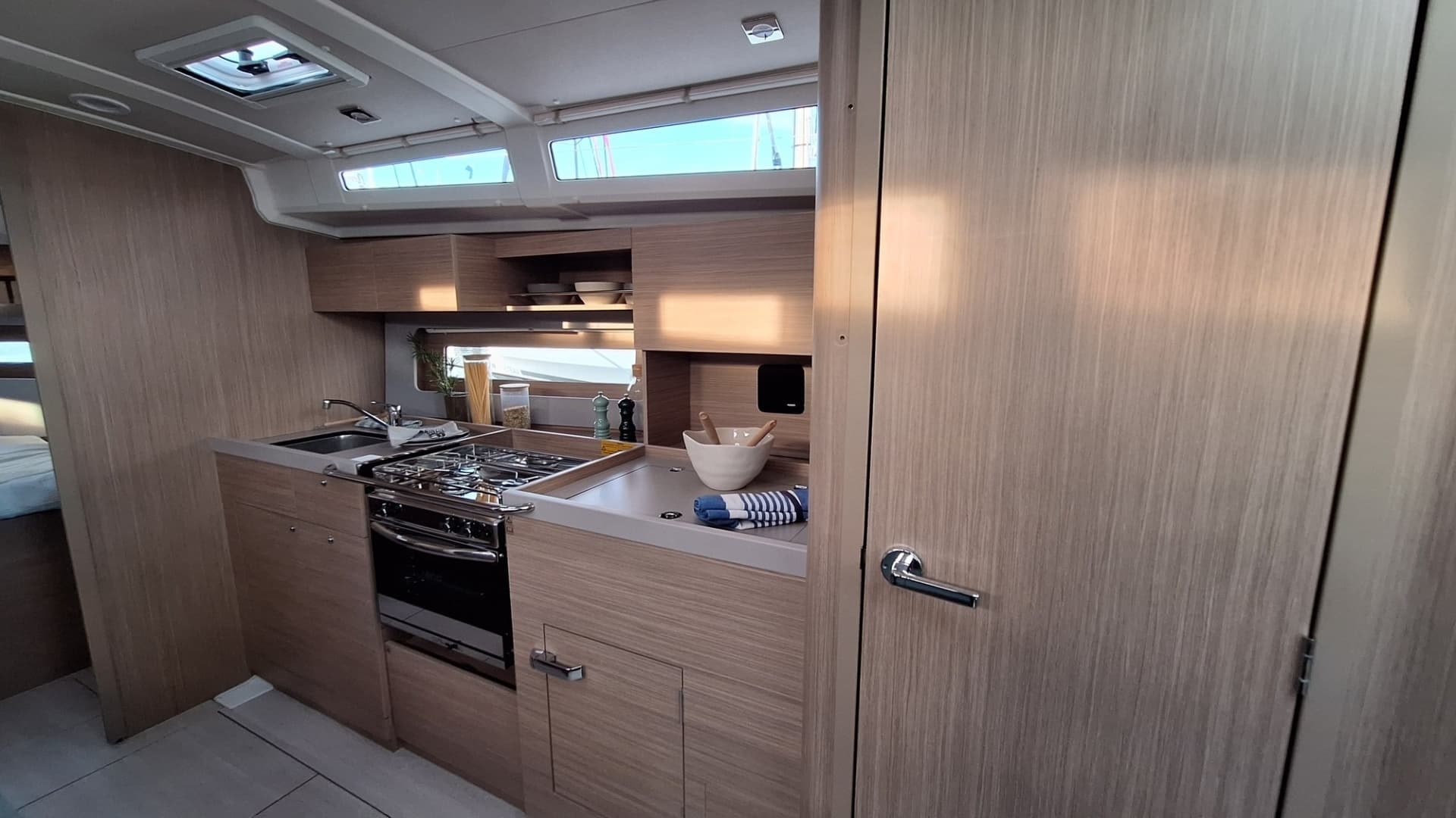 2026 Beneteau Oceanis 37.1 - Image 12