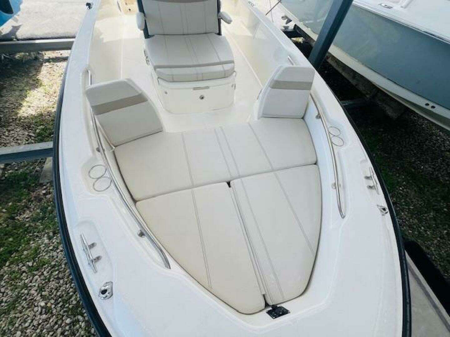 2023 Boston Whaler 250 Dauntless - Image 8