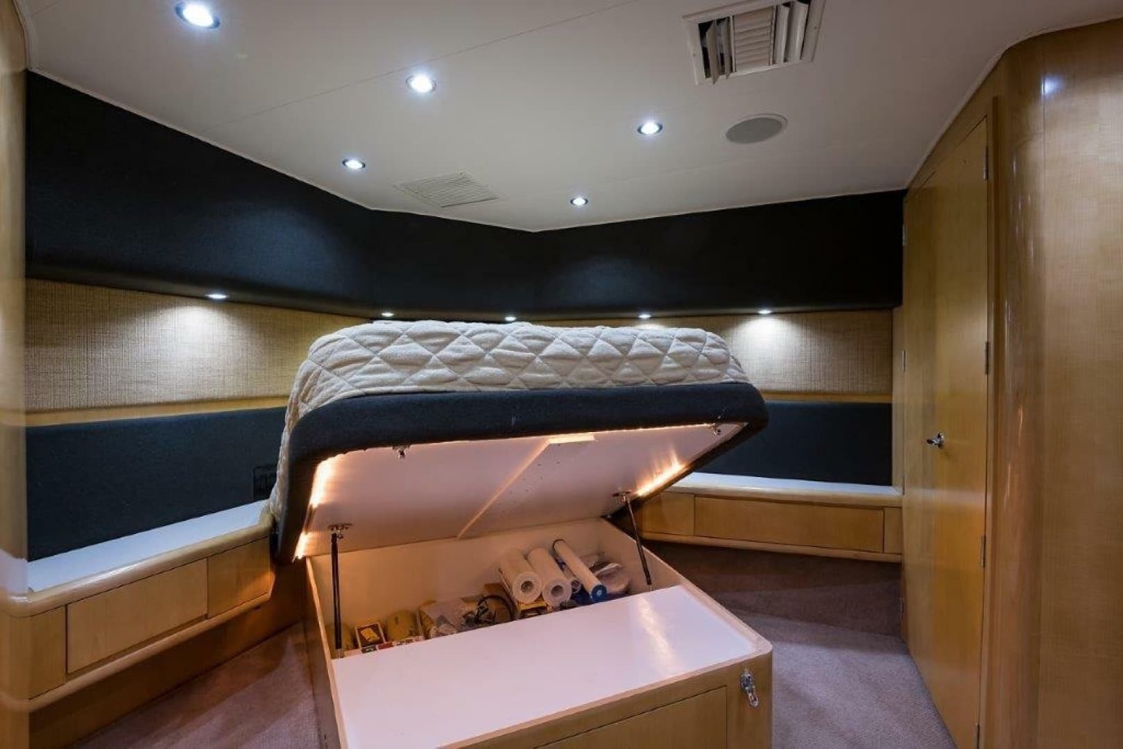 2000 Hatteras 60 Convertible - Image 37
