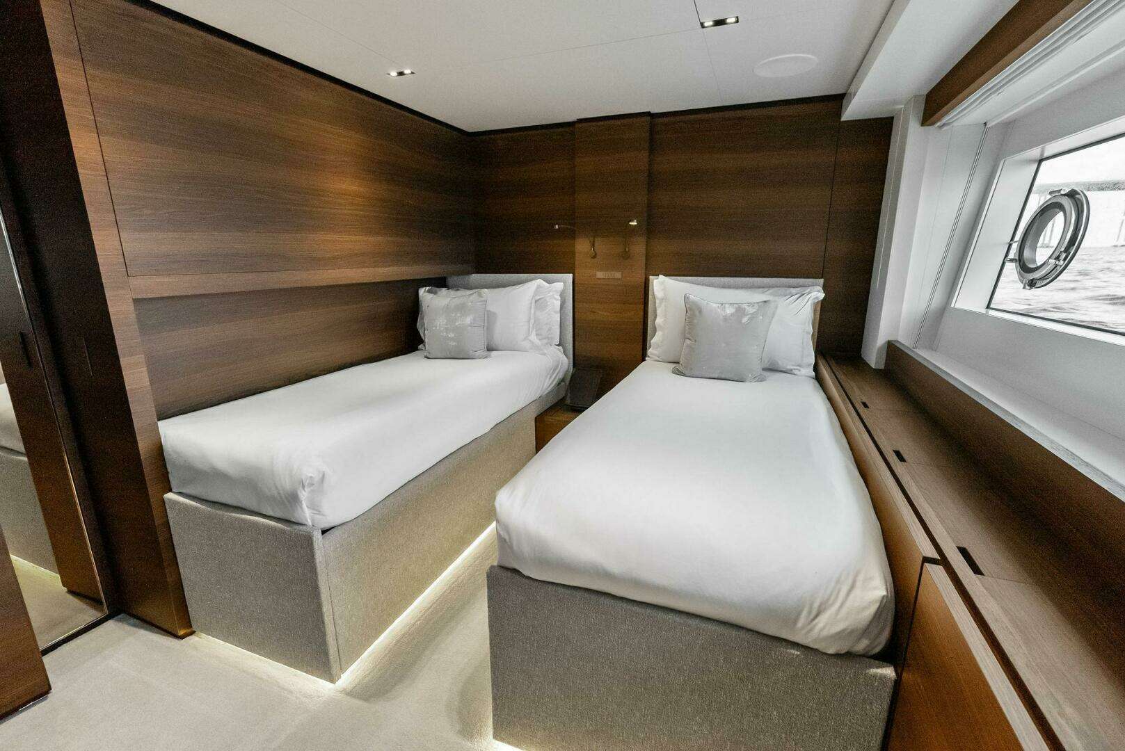 2023 Custom Line 33 Navetta - Image 92