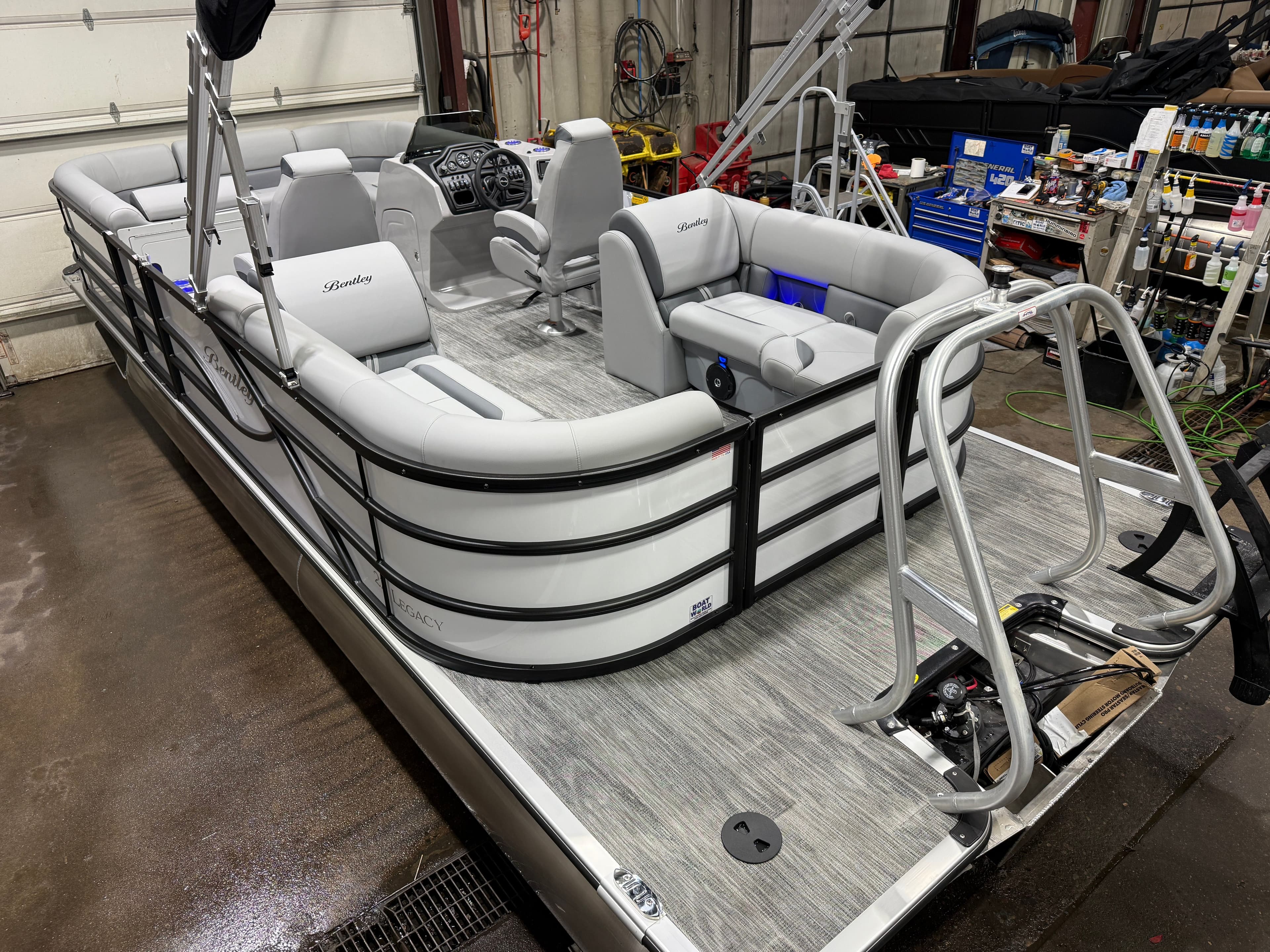 2026 Bentley Pontoons Legacy 200HP Navigator 223 Quad Lounge Tritoon - 49