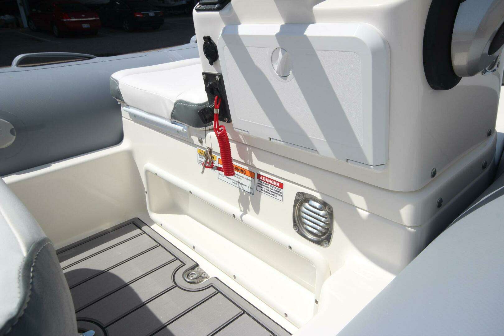 2025 Zodiac Yachtline 360 Deluxe PVC - Image 10
