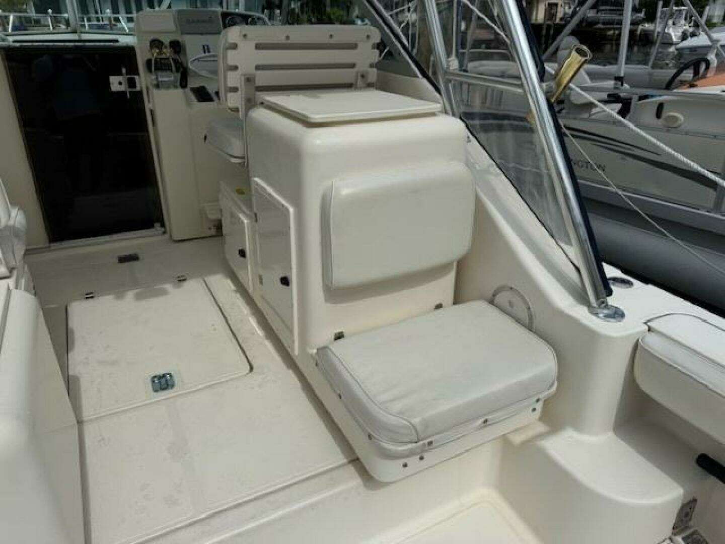 2002 Pursuit 3000 Express - Image 13