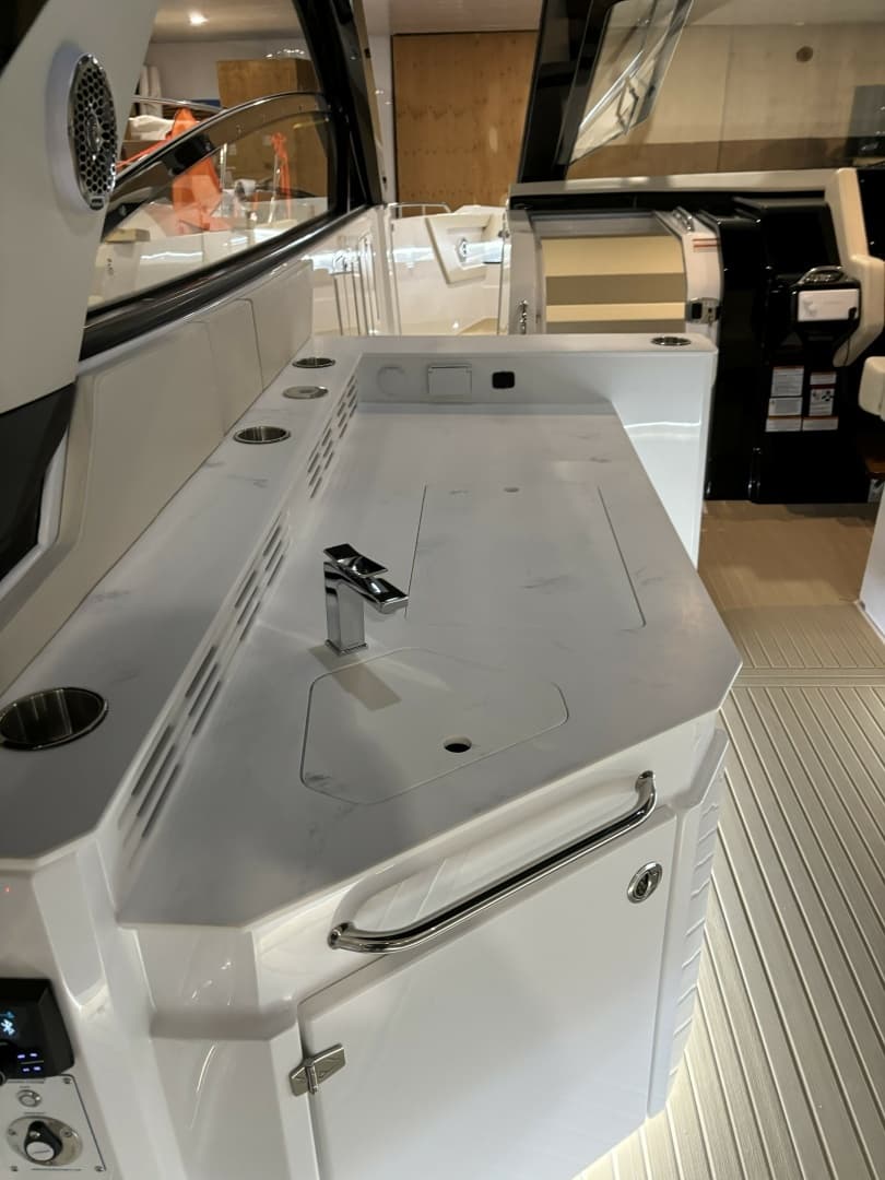 2024 Cruisers Yachts 42 GLS OB - Image 20