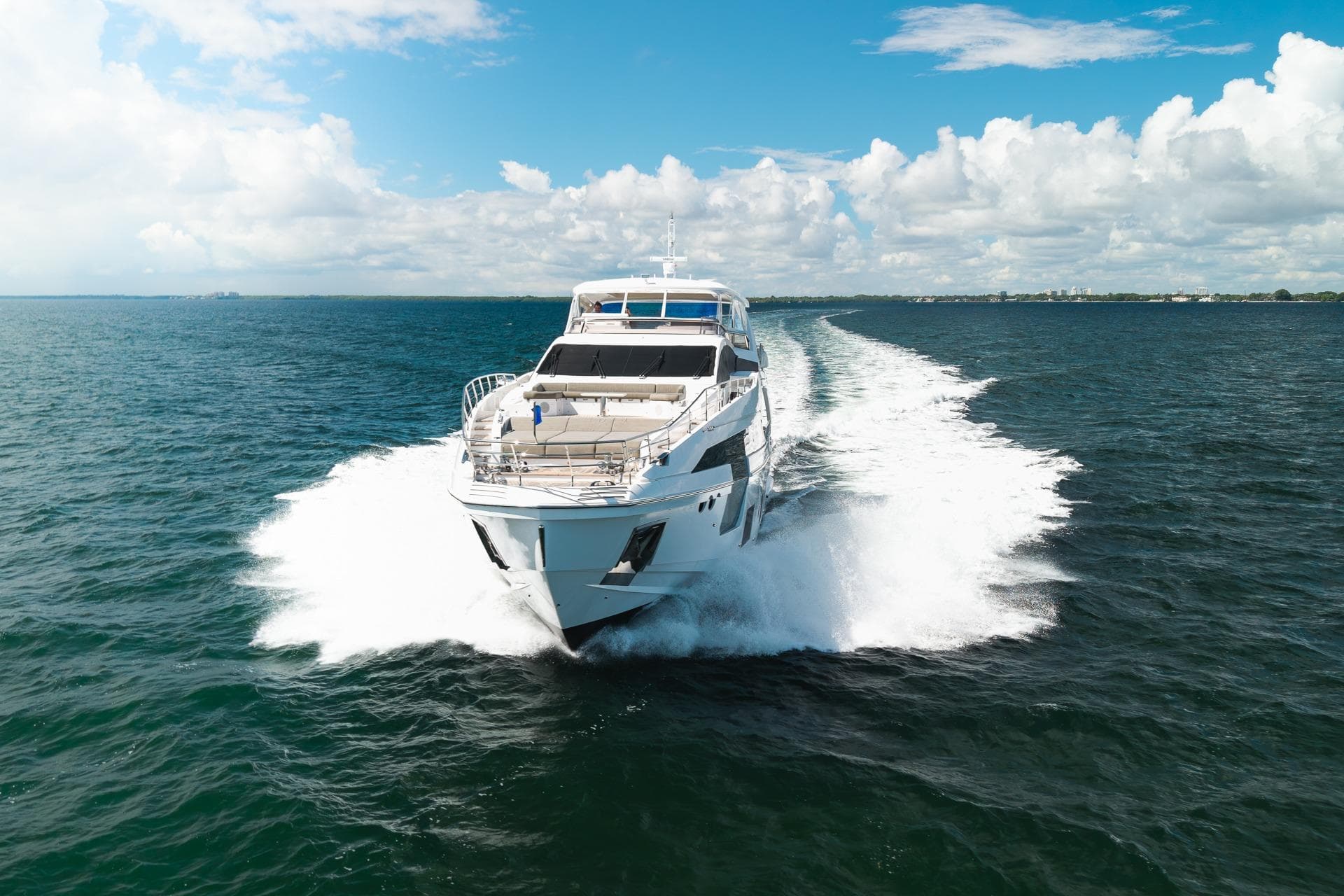 Azimut Grande 27 METRI yacht cruising on open sea, 2022 model.