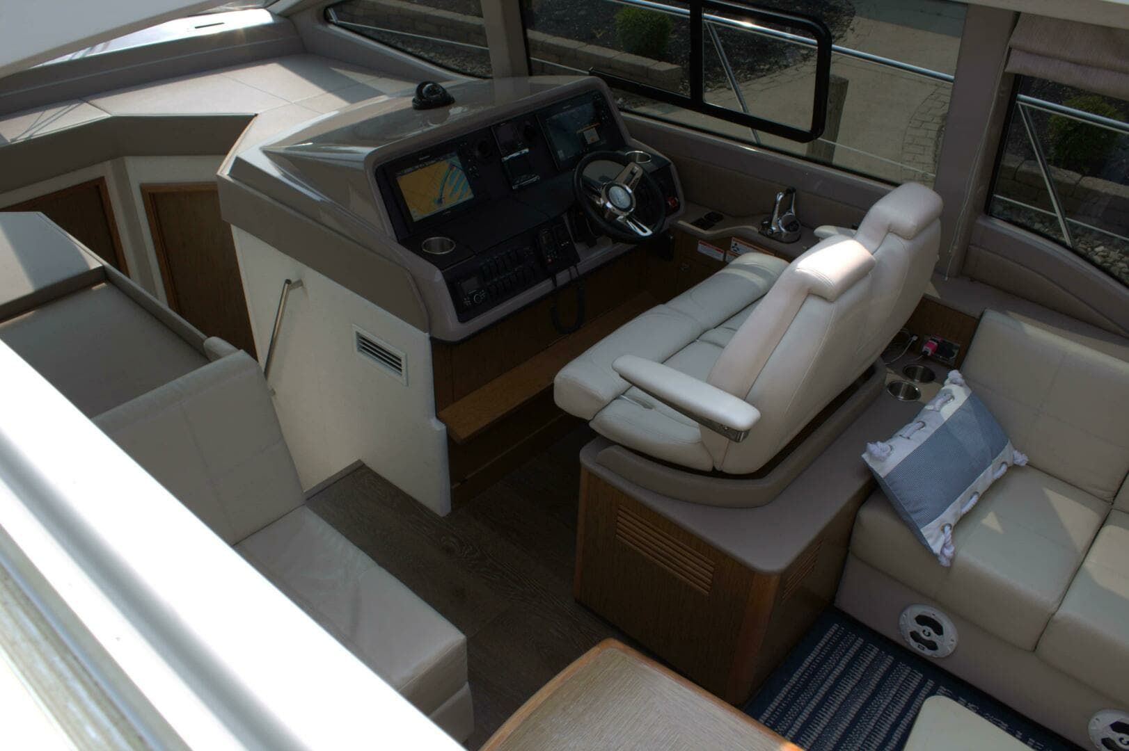 2017 Sea Ray 460 Sundancer - Image 27