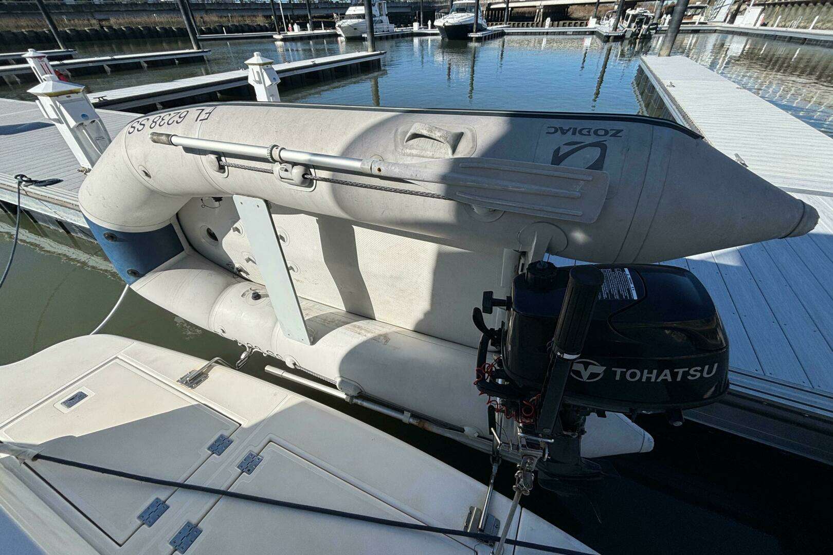 2005 Cruisers Yachts 455 Express Motor Yacht - Image 3