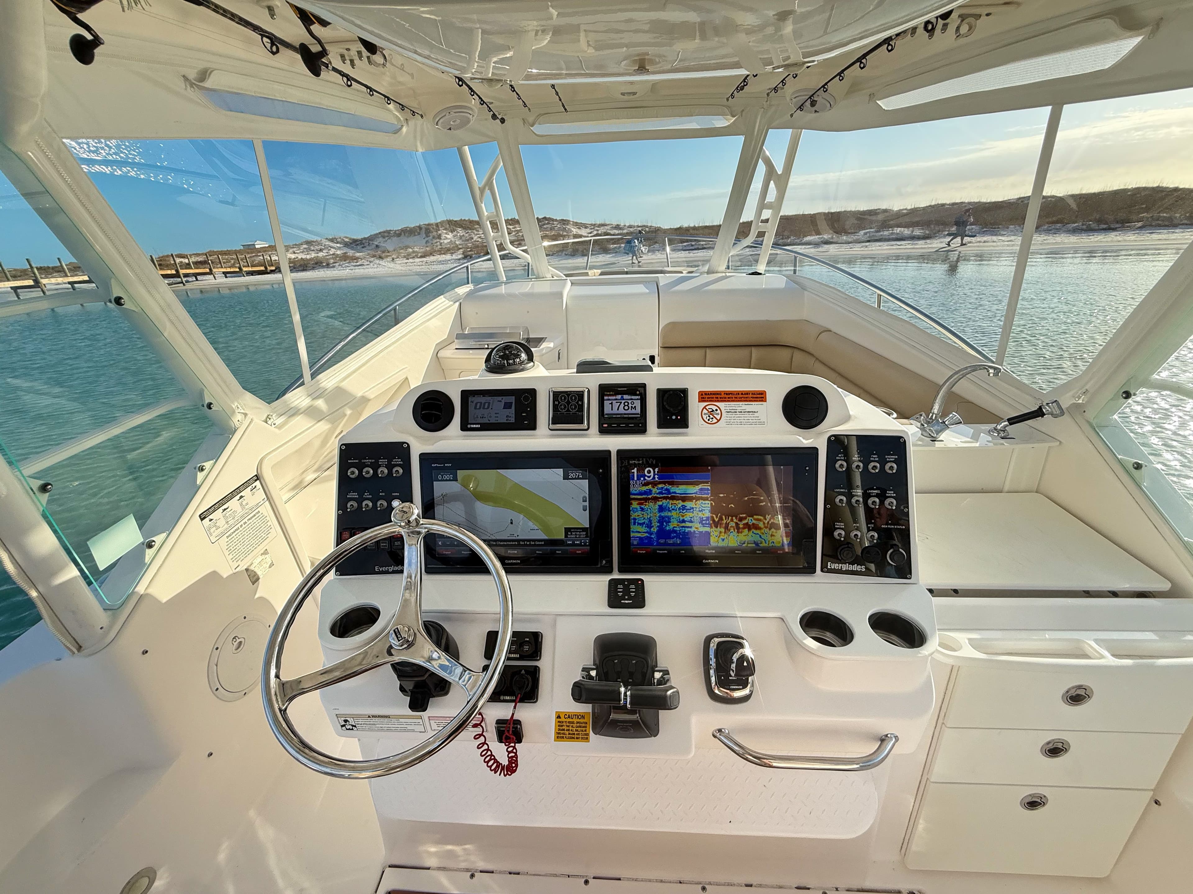 2017 EVERGLADES 350 LX - Image 12