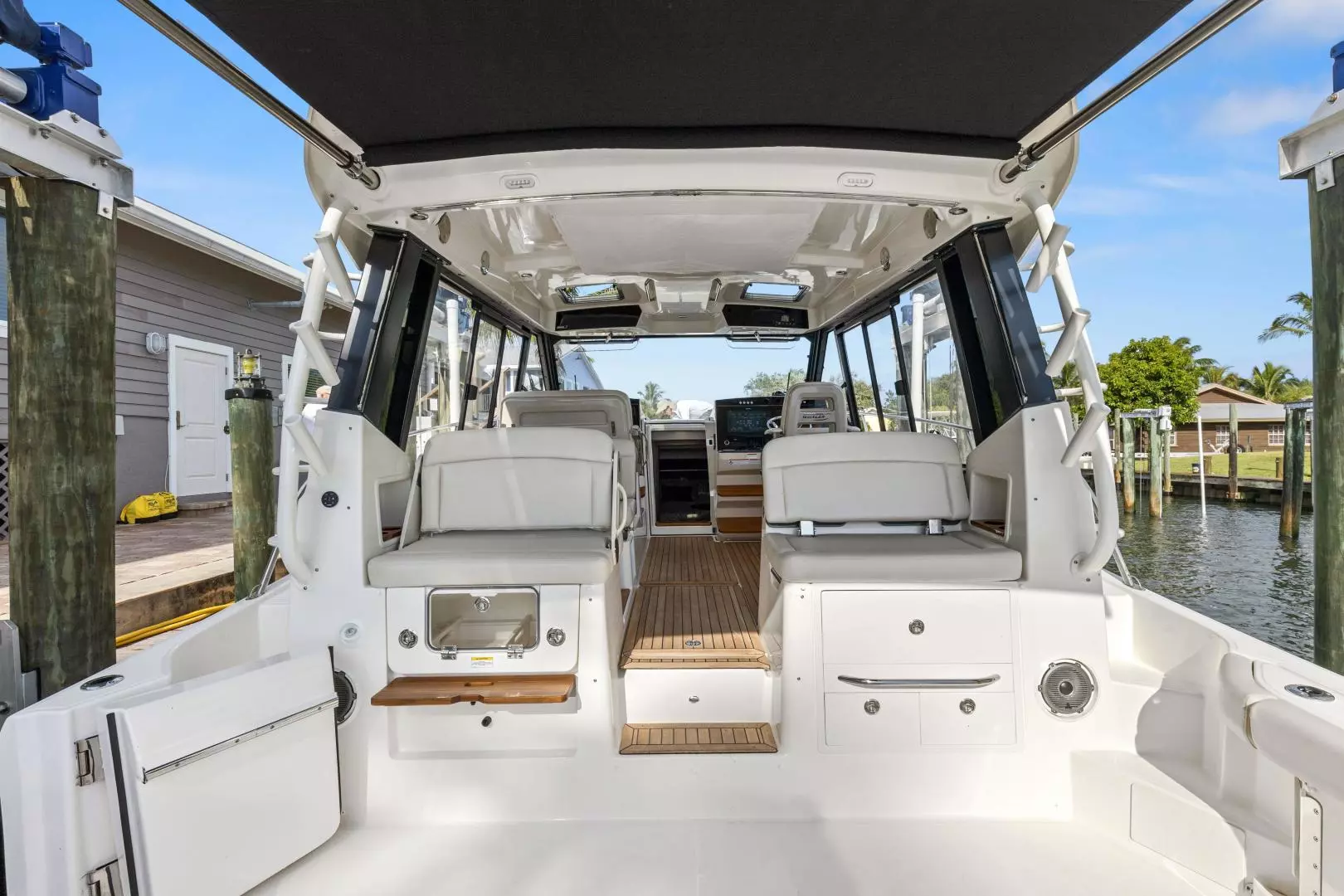 2022 Boston Whaler 405 Conquest - Image 10