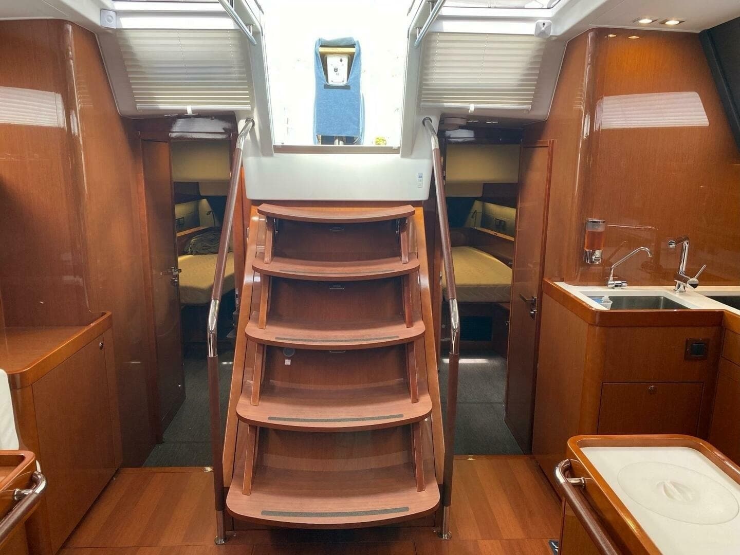 2016 Beneteau Oceanis 60 - Image 17