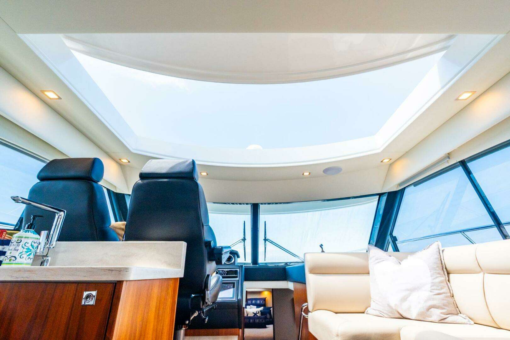 2019 Riviera 4800 Sport Yacht - Image 25