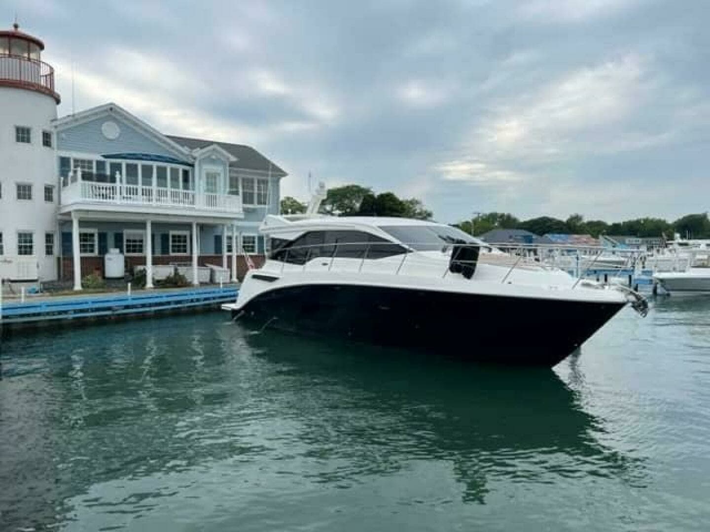 2017 Sea Ray 460 Sundancer - Image 16