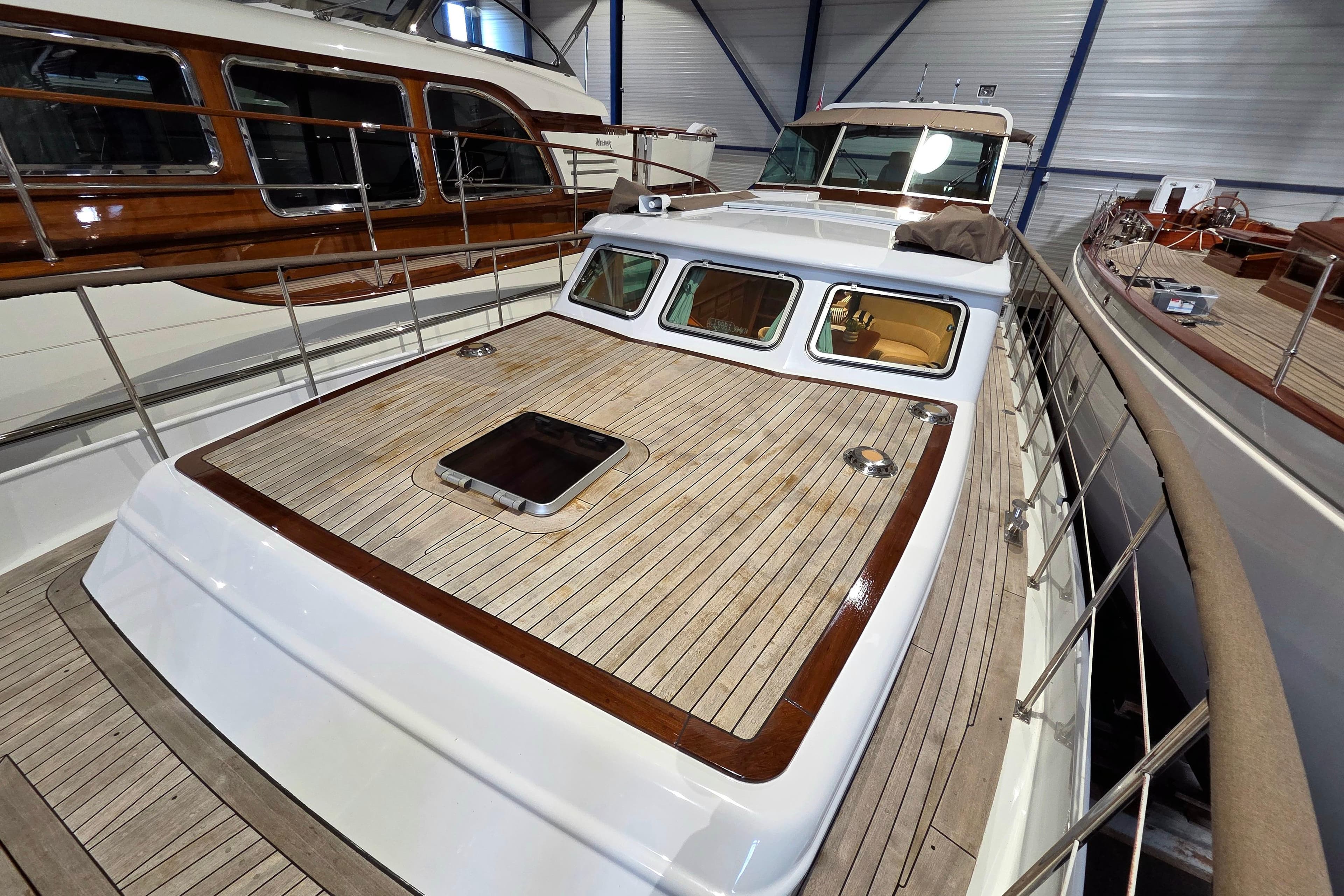 Super Van Craft 14.95 yacht, 1999 model, with wooden deck and sleek design in a marina.