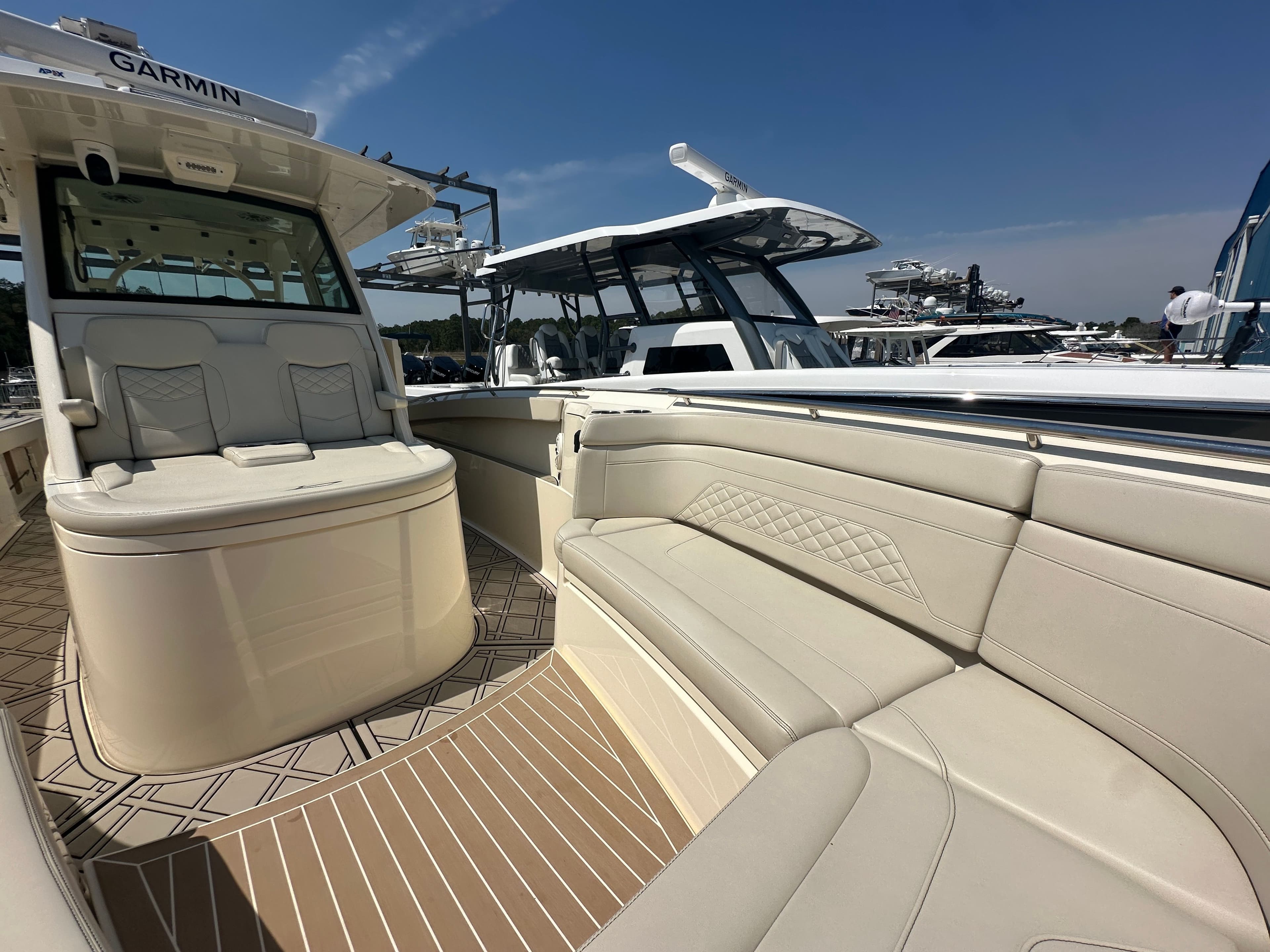 2024 SCOUT 330 LXF - Image 28