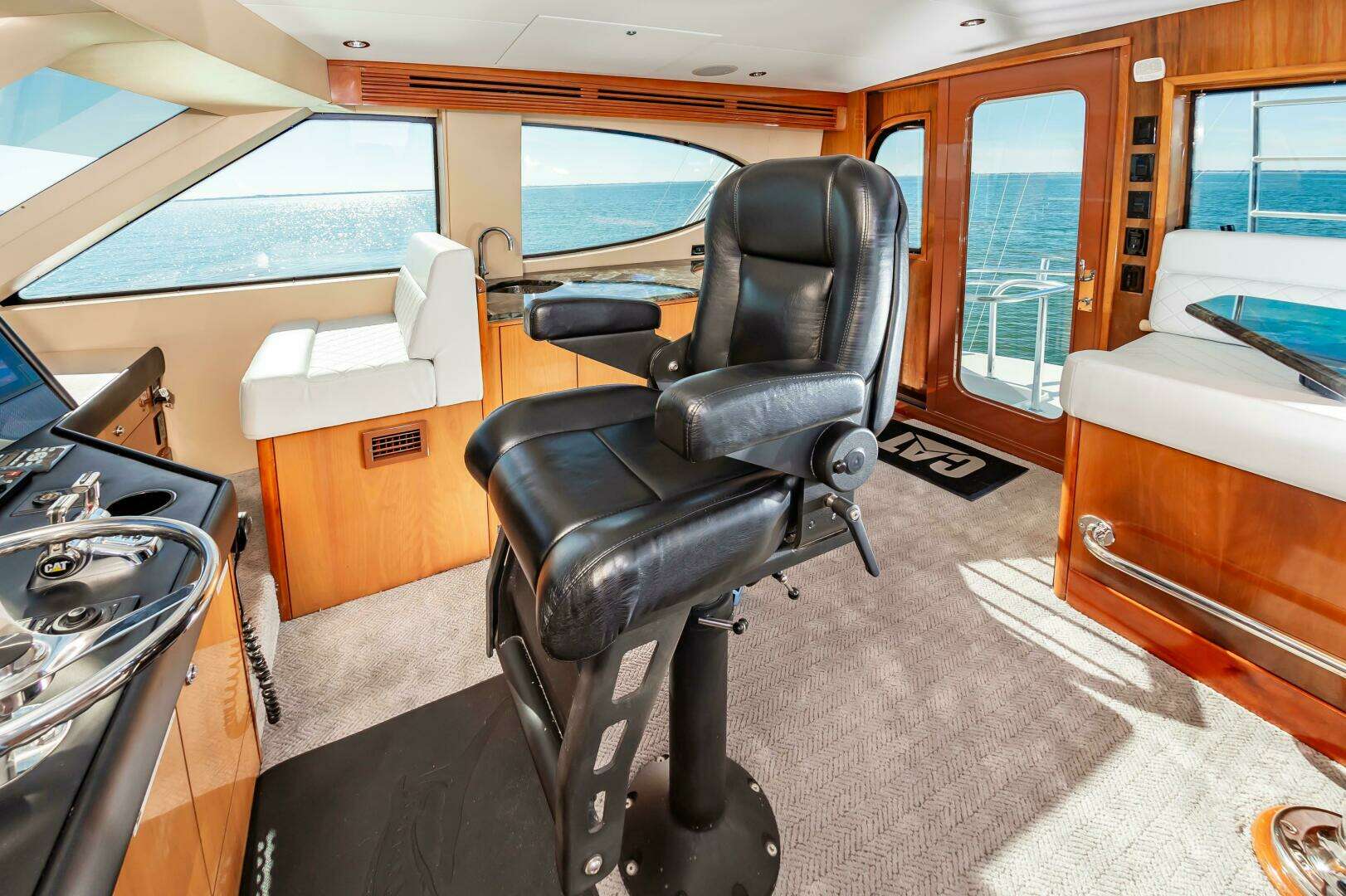2008 Hatteras 64 Enclosed Bridge - Image 20