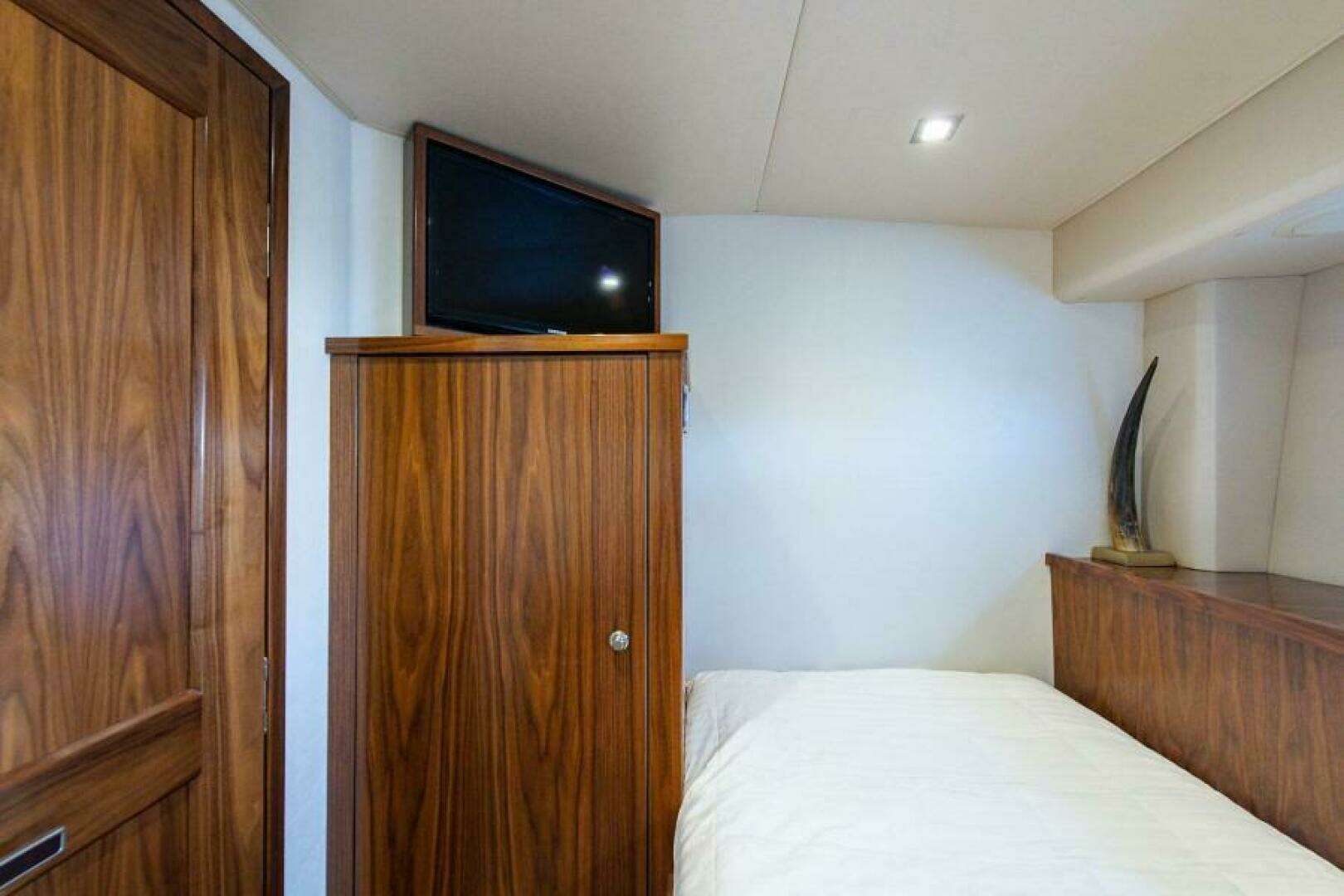 2018 Viking Enclosed Flybridge - Image 78