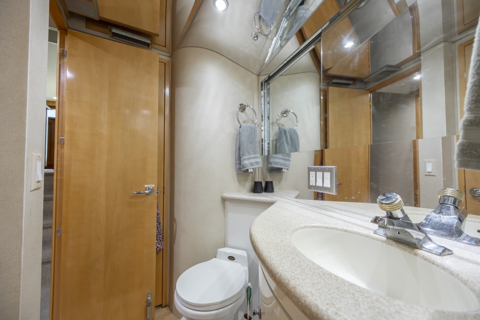2000 Hatteras 50 Convertible - Image 31