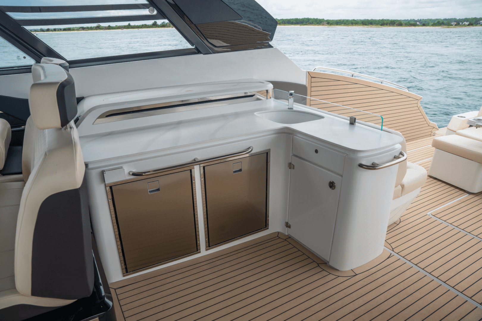 2026 Cruisers Yachts 50GLS OB - Image 28